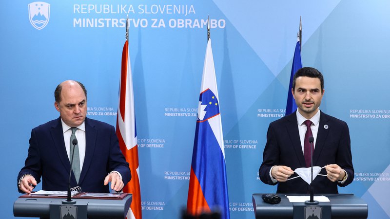 Fotografija: Slovenski minister za obrambo Matej Tonin in njegov britanski kolega Ben Wallace med današnjo novinarsko konferenco FOTO: Borut Zivulovic/Reuters
