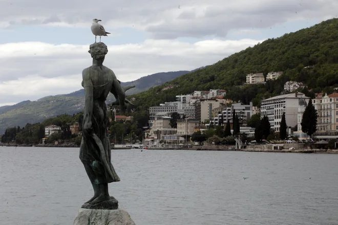 Lahko bi naredila krog pod Učko in se vrnila v Opatijo, ampak potem ne bi še enkrat imela med kolesarjenjem tako čudovitega razgleda na morje, otoka Krk in Cres. FOTO: Mavric Pivk/Delo 