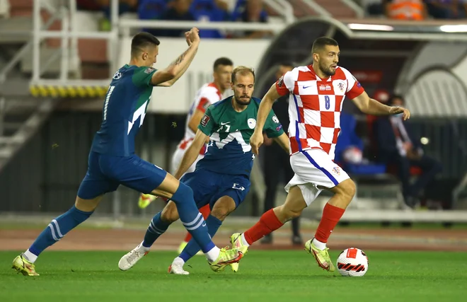 Mateo Kovačić in drugi igralci v kockastih dresih bodo konec marca spet tekmeci Benjamina Šeška in slovenskih nogometašev. FOTO: Antonio Bronić/Reuters