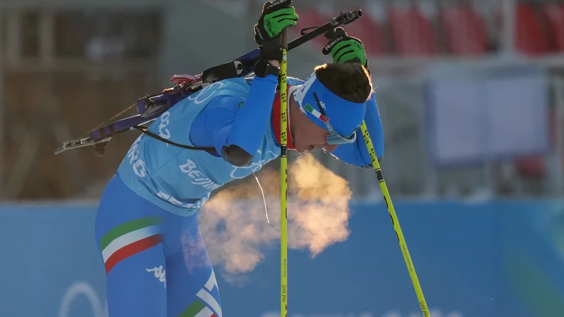 Fotografija: Tudi italijanski biatlonci spoznavajo kitajsko hladno vreme. FOTO: Athit Perawongmetha/Reuters