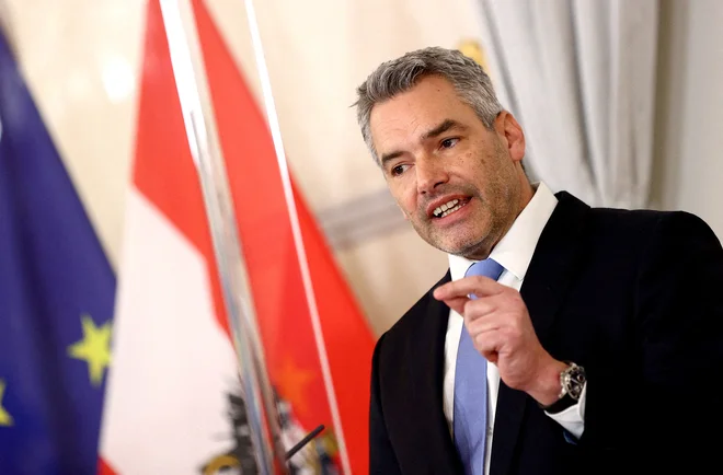 Avstrijski kancler Karl Nehammer je danes poudaril, da z njim v prihodnje ne bo nobenih tajnih dogovorov. FOTO:&nbsp;Lisi Niesner/Reuters
