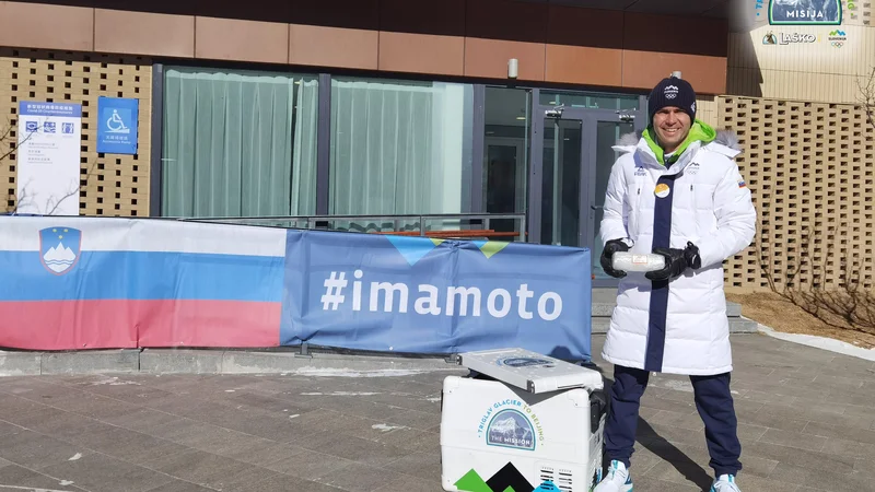 Fotografija: Tolija je na prizorišču OI v Pekingu pričakal Jernej Damjan, novi ambasador Misije ledenik. FOTO: OKS