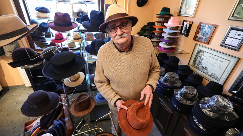 Fotografija: Klobučar Rudolf Pajk pravi, da nekaj klobukov izdela za folkloro, nekaj pa jih naročijo lovci. FOTO: Črt Piksi/Delo
