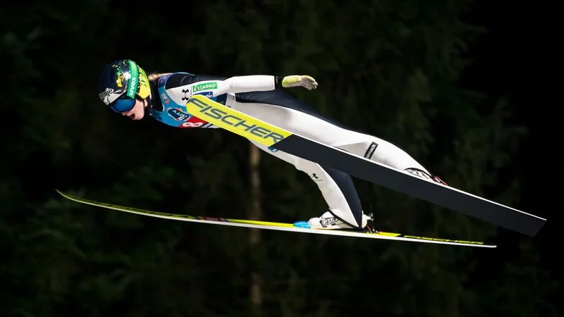 Fotografija: Nika Križnar in skakalne kolegice so že v pekinški olimpijski vasi. FOTO: Jure Makovec