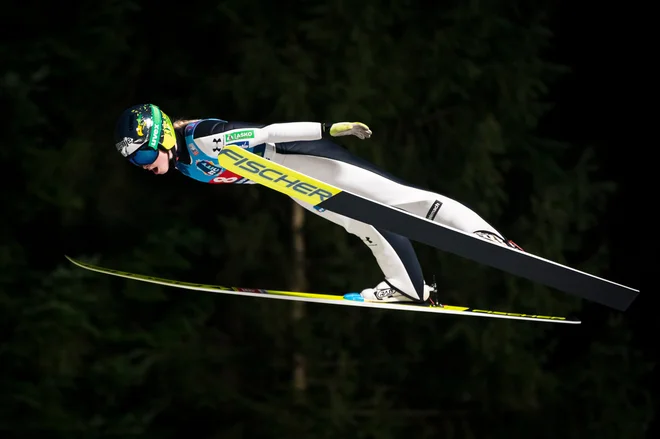 Nika Križnar in skakalne kolegice so že v pekinški olimpijski vasi. FOTO: Jure Makovec
