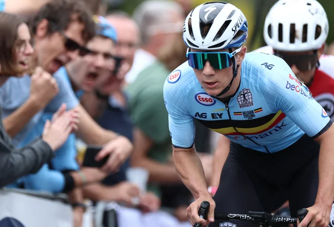 Belgijski zvezdnik Remco Evenepoel na fotografiji med lansko dirko po Flandriji. FOTO: Kenzo Tribouillard/AFP
