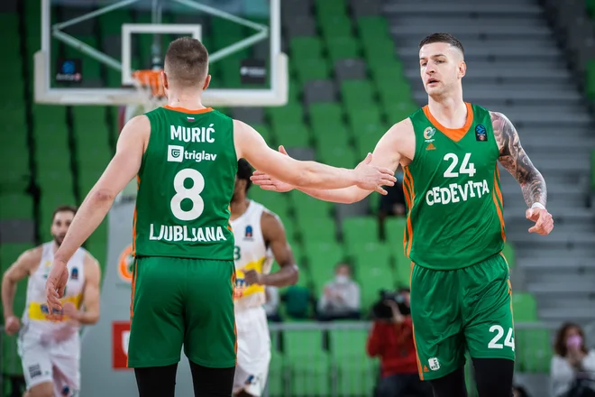 Edo Murić je bil  prvi skakalec Ljubljančanov, Alen Omić (desno) prvi podajalec. FOTO: Cedevita Olimpija
