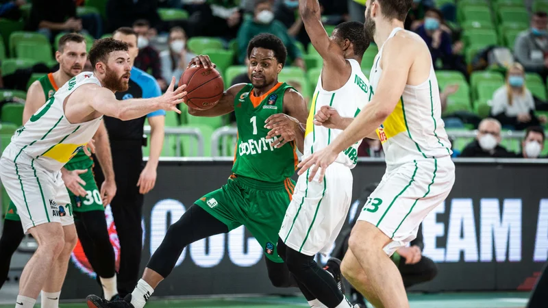 Fotografija: Yogi Ferrell (z žogo) je bil najučinkovitejši med izenačenimi aduti stožiške zasedbe. FOTO: Cedevita Olimpija