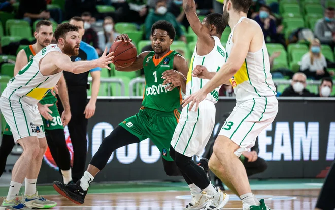 Yogi Ferrell (z žogo) je bil najučinkovitejši med izenačenimi aduti stožiške zasedbe. FOTO: Cedevita Olimpija
