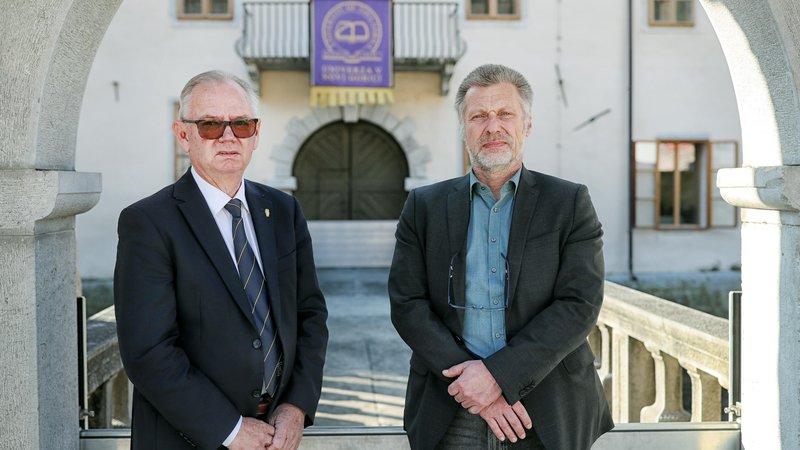 Fotografija: Danilo Zavrtanik (levo) in Boštjan Golob sta priznana fizika, delujoča v več mednarodnih znanstvenih kolaboracijah. FOTO: Blaž Samec/Delo
