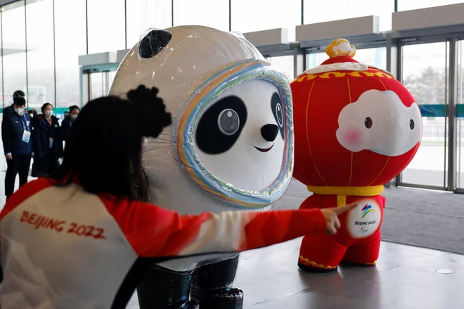 Bing Dwen Dwen in Shuey Rhon Rhon, maskoti ZOI v Pekingu, že imata zvezdniški status. FOTO: Tyrone Siu/Reuters
