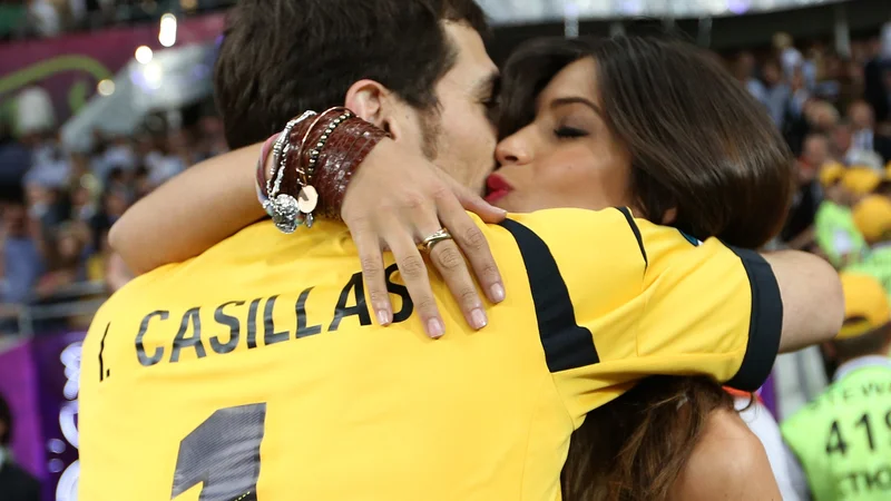 V objem svoji Sari je Iker stekel tudi leta 2012, ko so Španci prepričljivo ubranili naslov evropskih prvakov z zmago nad Italijo (4:0) v Kijevu. FOTO: Eddie Keogh/Reuters
