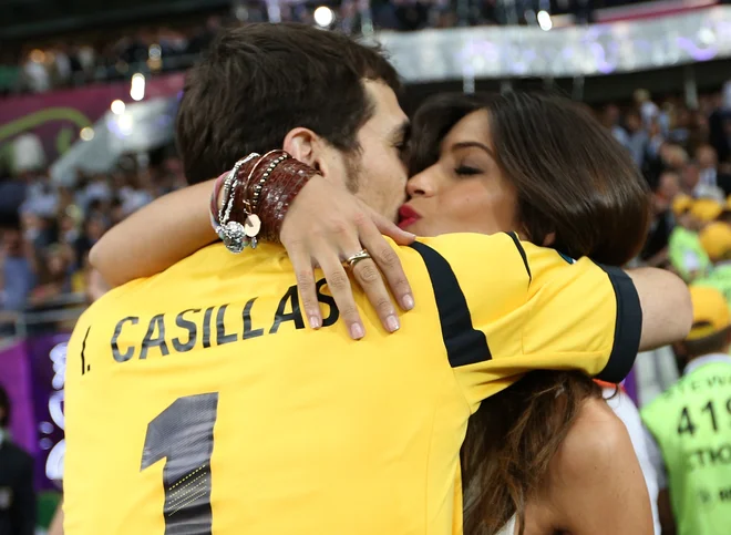 V objem svoji Sari je Iker stekel tudi leta 2012, ko so Španci prepričljivo ubranili naslov evropskih prvakov z zmago nad Italijo (4:0) v Kijevu. FOTO: Eddie Keogh/Reuters
