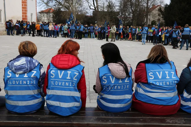 Danes bo znano, ali je stavka realna možnost tudi za Sviz. FOTO: Jože Pojbič/Delo
