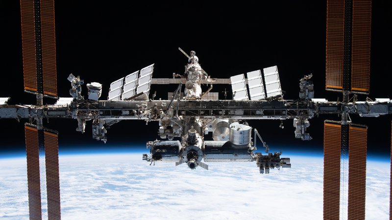 Fotografija: ISS je simbol mednarodnega sodelovanja. Na njej so gostili ljudi iz več kot 19 držav. FOTO: Nasa/Esa/Thomas Pesquet
