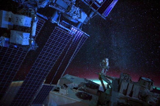Razgled s postaje, kot poudarjajo astronavti, je čudovit, pa naj bo to pogled proti našemu planetu ali proti zvezdam. FOTO: Nasa/Esa/Thomas Pesquet
