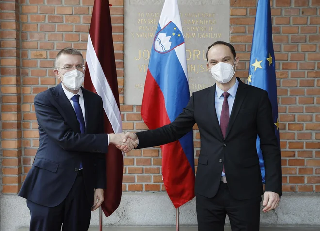 Edgars Rinkēvičs je prvi latvijski zunanji minister, ki je v Slovenijo prispel na uradni dvostranski obisk. V Ljubljani ga je sprejel Anže Logar. FOTO: Jože Suhadolnik/Delo
