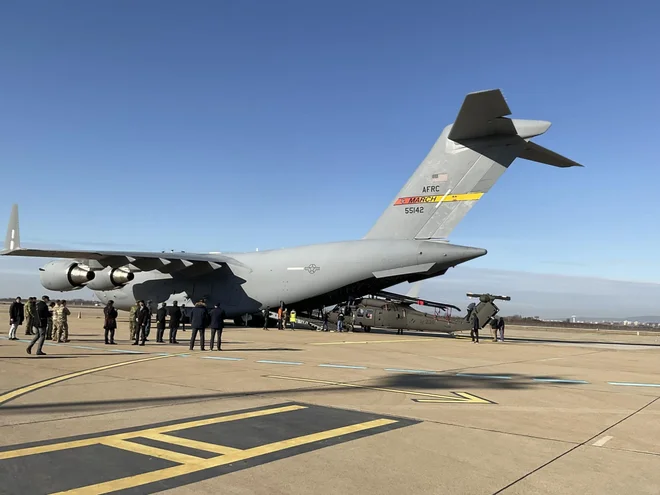 V vojaškem delu zagrebškege letališča Franja Tuđmana je bilo ob pristanku ameriškega transportnega letala z dvema doniranima helikopterjema živahno. FOTO: Cropix

