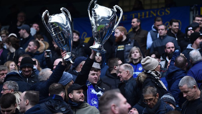 Fotografija: Navijači Chelseaja z napihljivimi pokali lige prvakov, ki jo je njihov klub osvojil v lanskem finalu v Portu proti Manchester Cityju. FOTO: Peter Powell/Reuters
