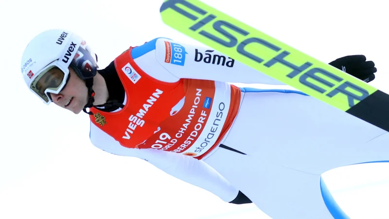 Fotografija: Jarl Magnus Riiber med lanskim nastopom v Oberstdorfu. FOTO: Kai Pfaffenbach/Reuters