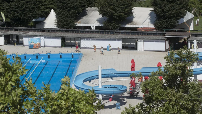 Fotografija: Kopališče Ilirija, ki je med Ljubljančani zelo priljubljeno, je bilo pred leti delno obnovljeno. FOTO: Jure Eržen/Delo
