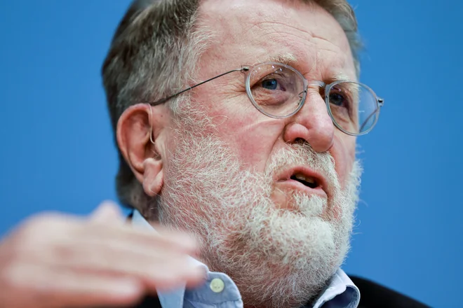 Stalna komisija za cepljenje Stiko, ki jo vodi Thomas Mertens, ne vidi argumentov za splošno priporočanje cepljenja s četrtim odmerkom. FOTO: Hannibal Hanschke/REUTERS

