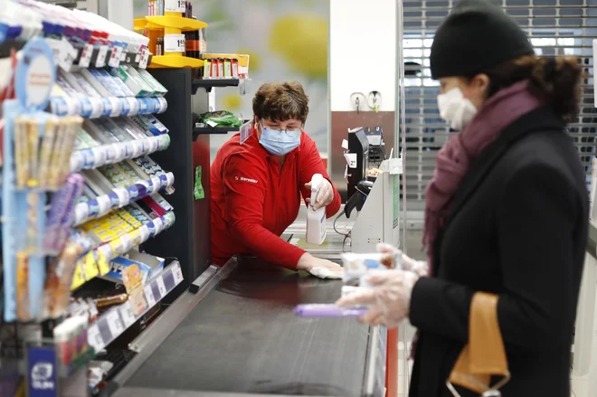 Inšpektorji so zrekli sto prekrškovnih sankcij. FOTO: Leon Vidic/Delo
