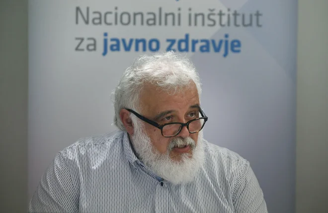NIJZ je papirnata obvestila okuženim dolžan pošiljati po zakonu, čeprav se zaveda, da prispejo prepozno. FOTO: Blaž Samec/Delo
