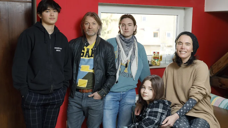 Fotografija: Guštinovi (od desne proti levi) Chantal, Maja, Kris, Miha in Maks so se med lockdowni veselo kotalili po hiši in bilo jim je prav lepo. FOTO: Jože Suhadolnik/Delo