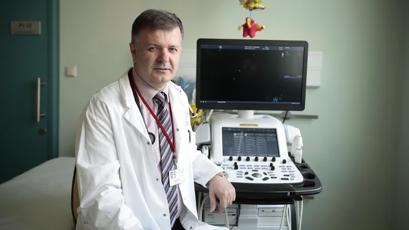 Doc. dr. Samo Vesel je malim srcem oziroma svoji subspecialnosti predan 27 let (fotografija je nastala v času njegovega dela na ljubljanski pediatrični kliniki). FOTO: Uroš Hočevar/Delo
