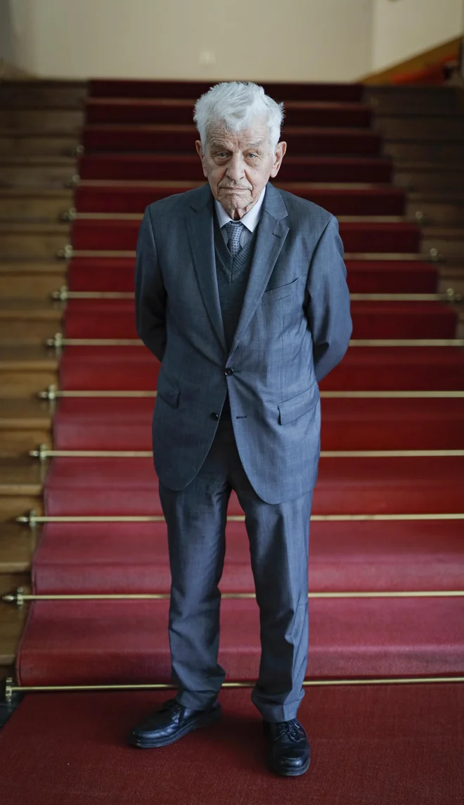 O svojem delu nikoli ne govori veliko in preveč; raje kot o njem in sebi govori o življenju samem. FOTO: Jože Suhadolnik
