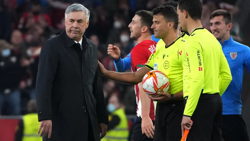 Fotografija: Carlo Ancelotti se je po zadnjem sodnikovem žvižgu v Bilbau zadržal pri sodnikih. FOTO: Cesar Manso/AFP
