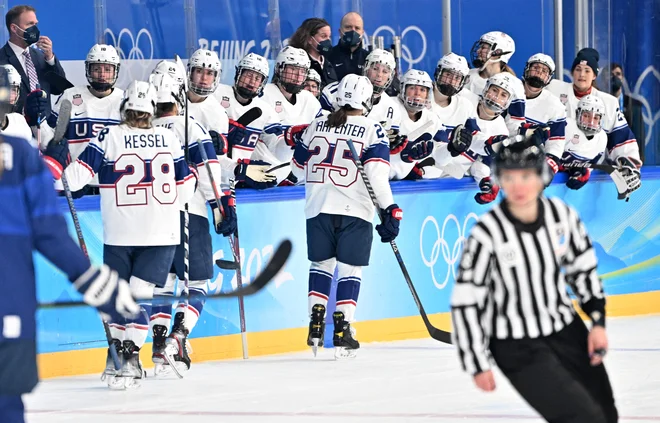 Alexandra Carpenter proslavlja s soigralkami po zadetku v mreži Finske. FOTO: Anthony Wallace/AFP