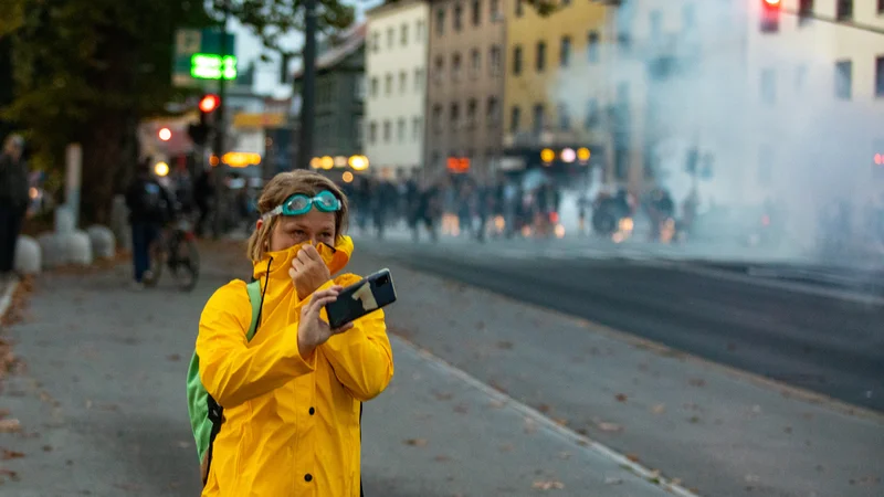 Fotografija: »Po mestu krožijo organizirane tolpe državljanov in na nič hudega sluteče ljudi mečejo solzivec ter jih polivajo z vodo,« je zapisal Pavel Gantar in si prislužil položnico za prekršek. FOTO: Voranc Vogel/Delo
