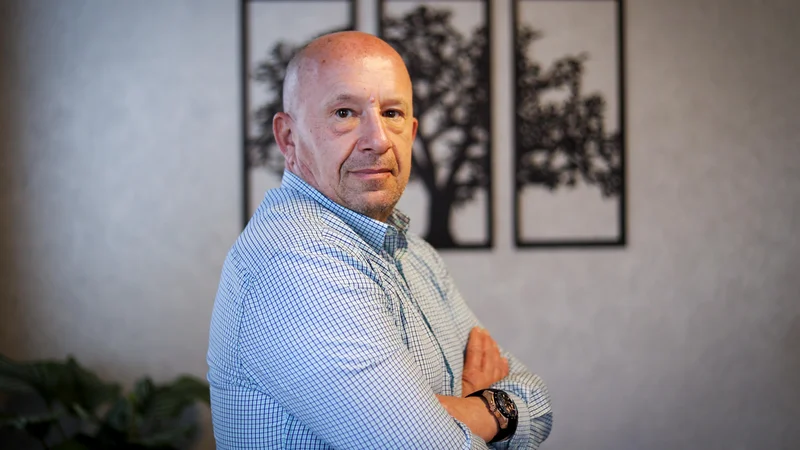 Fotografija: Novica Mihajlović se je z Draženom Šmucem pogovarjal o zasebni tožbi, ki jo je pred časom vložil proti notranjemu ministru Alešu Hojsu, meni namreč, da besedi mevža in policist nimata kaj delati v istem stavku. Govorila sta o tem, kako nevaren in nepredvidljiv je poklic policista, o osamosvojitveni vojni in o tem, da ga ni strah za službo. FOTO: Matej Družnik