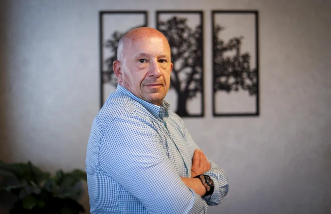 Novica Mihajlović se je z Draženom Šmucem pogovarjal o zasebni tožbi, ki jo je pred časom vložil proti notranjemu ministru Alešu Hojsu, meni namreč, da besedi mevža in policist nimata kaj delati v istem stavku. Govorila sta o tem, kako nevaren in nepredvidljiv je poklic policista, o osamosvojitveni vojni in o tem, da ga ni strah za službo. FOTO: Matej Družnik
