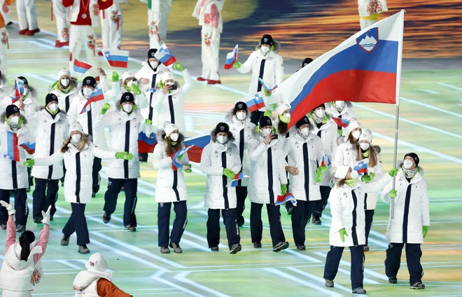 Slovensko zastavo sta nosila Ilka Štuhec in Rok Marguč. FOTO: Jonathan Ernst/Reuters
