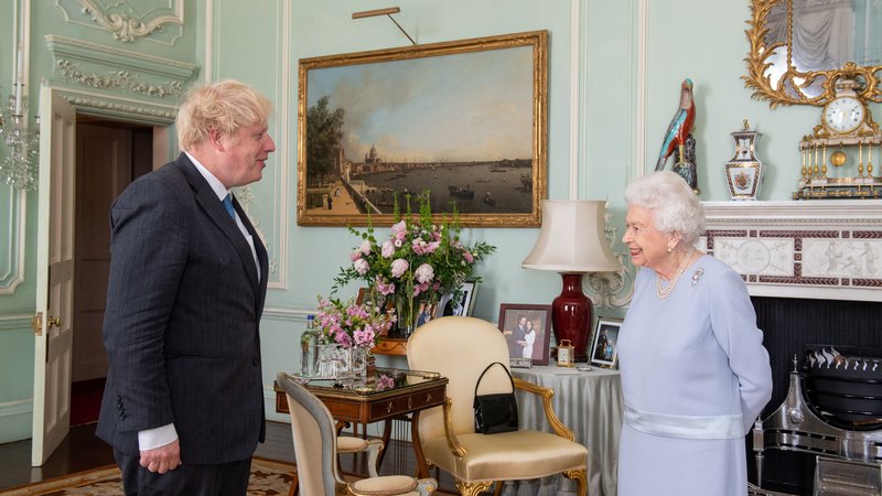 Fotografija: Britain's Queen Elizabeth II greets Prime Minister Boris Johnson at the first in-person weekly audience with the Prime Minister since the start of the coronavirus pandemic, at Buckingham Palace in London, Briain June 23, 2021. Dominic Lipinski/Pool via REUTERS Foto Pool Reuters
