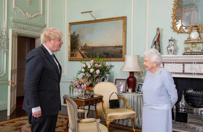Britain&#39;s Queen Elizabeth II greets Prime Minister Boris Johnson at the first in-person weekly audience with the Prime Minister since the start of the coronavirus pandemic, at Buckingham Palace in London, Briain June 23, 2021. Dominic Lipinski/Pool via REUTERS Foto Pool Reuters
