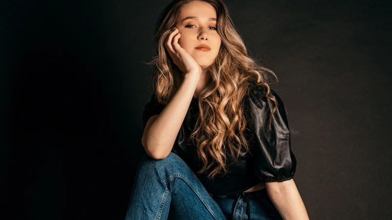 Samantha Maya je v pesmi Le spomin združila moči s pevko Stello. Ko osvoji Slovenijo, pa jo mika tudi tujina. FOTO: Žan Beti