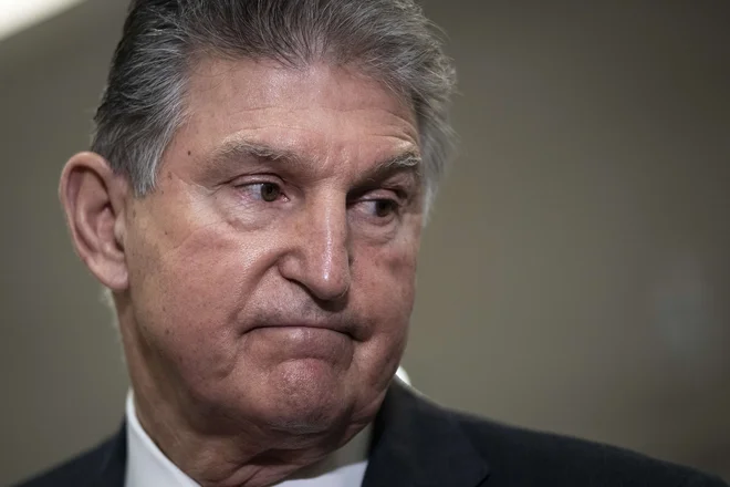 Demokratski senator Joe Manchin je s kolegico Kyrsten Sinema preprečil še višje demokratske družbene izdatke. Foto Drew Angerer/Afp
