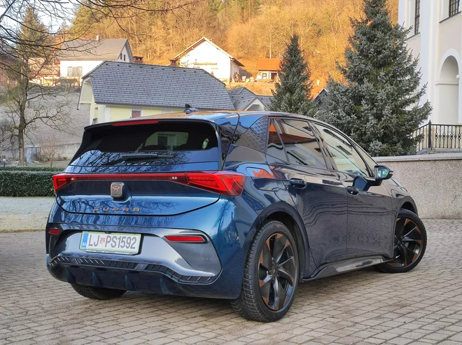 Zaradi večjega spojlerja in nekaterih dodatkov je zadek videti športno, kot se za znamko Cupra spodobi. FOTO: Boštjan Okorn

