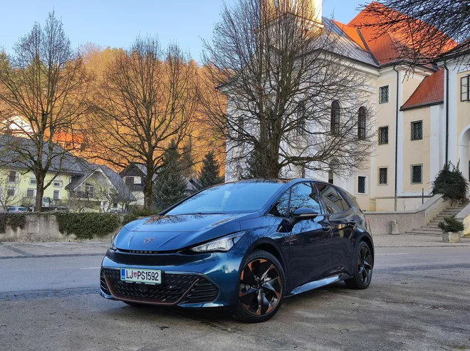 Cupra born je prvi električni avtomobil španskega dela koncerna Volkswagen, ki temelji na koncernski osnovi MEB. Predvsem spredaj ga zaznamujejo drznejše oblikovalske linije. FOTO: Boštjan Okorn
