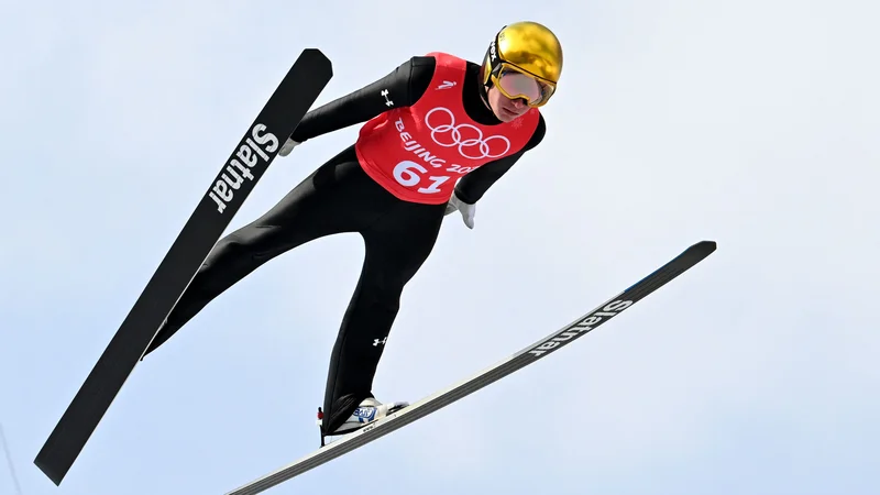 Fotografija: Anže Lanišek, najdaljši od Slovencev na kvalifikacijski tekmi za nedeljsko tekmo na srednji skakalnici, je bil zelo daleč od 100 m. FOTO: Christof Stache/AFP
