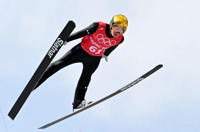 Anže Lanišek, najdaljši od Slovencev na kvalifikacijski tekmi za nedeljsko tekmo na srednji skakalnici, je bil zelo daleč od 100 m. FOTO: Christof Stache/AFP
