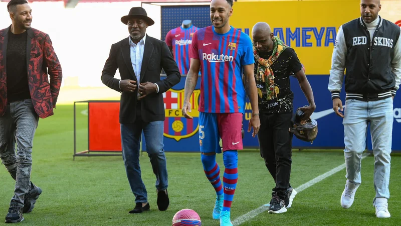 Fotografija: Novinec v dresu Barcelone, napadalec Pierre-Emerick Aubameyang, je dejal, da je njegov dedek navijal ravno za Atletico, proti kateremu bi lahko debitiral v španski ligi. Že pred leti je sicer spregovoril o tem, da je zdaj že pokojnemu sorodniku v šali obljubil, da bo nekoč igral za Real. FOTO: Lluis Gene/AFP