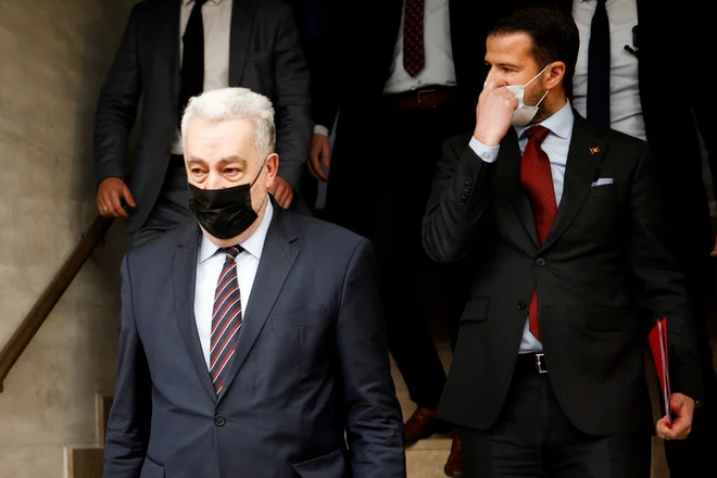 Črnogorska skupščina je v petek zvečer s 43 glasovi za in 11 proti izglasovala nezaupnico vladi premiera Krivokapića. FOTO:&nbsp;Stevo Vasiljevic/Reuters
