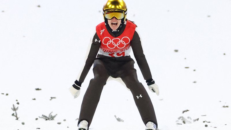 Fotografija: Urša Bogataj si je priskakala zlato olimpijsko kolajno. FOTO: Hannah Mckay/Reuters
