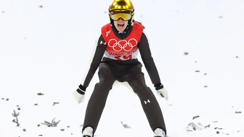 Fotografija: Urša Bogataj si je priskakala zlato olimpijsko kolajno. FOTO: Hannah Mckay/Reuters
