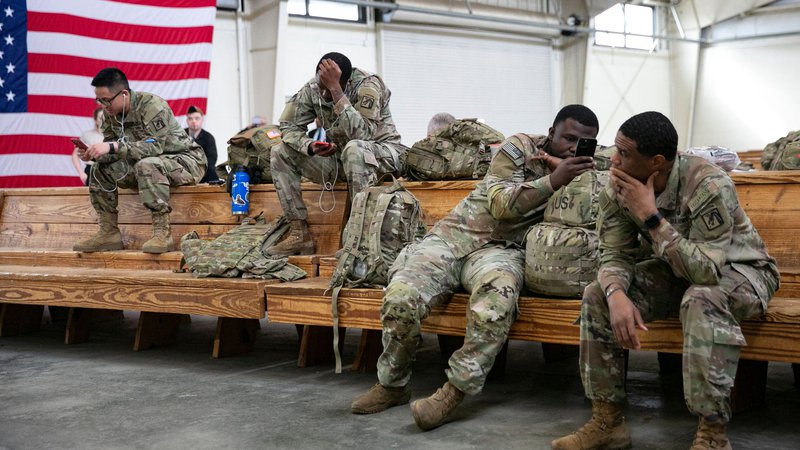 Fotografija: Ameriški vojaki pred odhodom v Evropo iz Fort Bragga. FOTO: Allison Joyce/AFP
